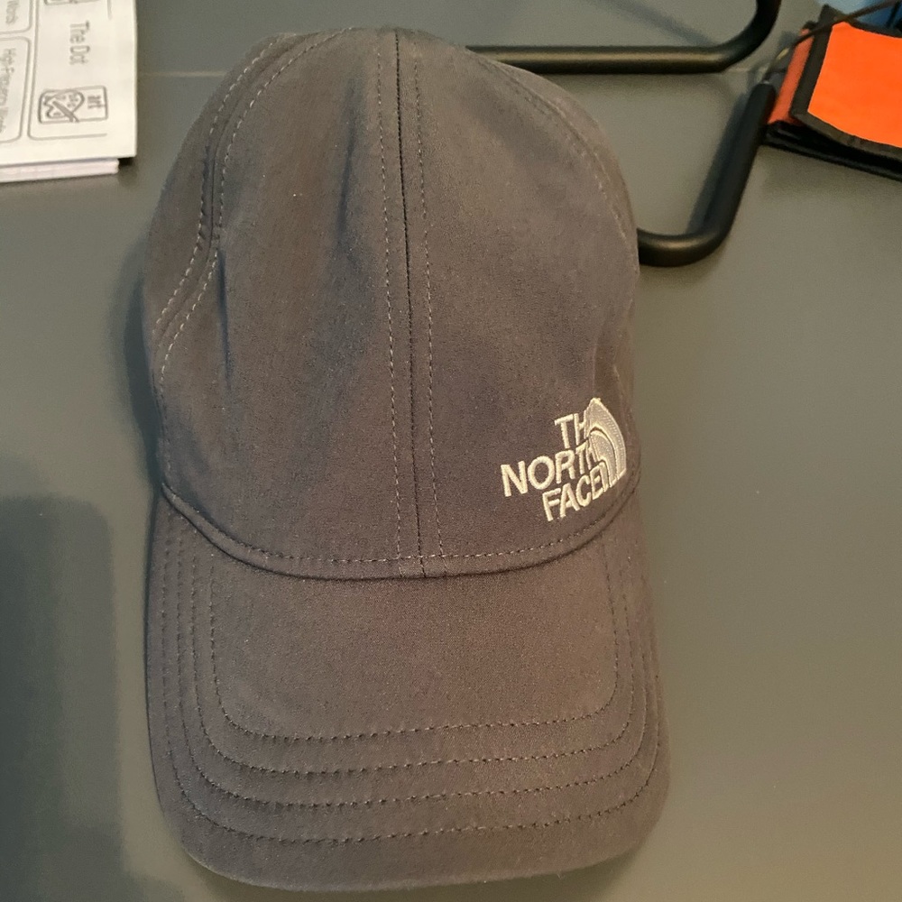 Dark grey North Face hat